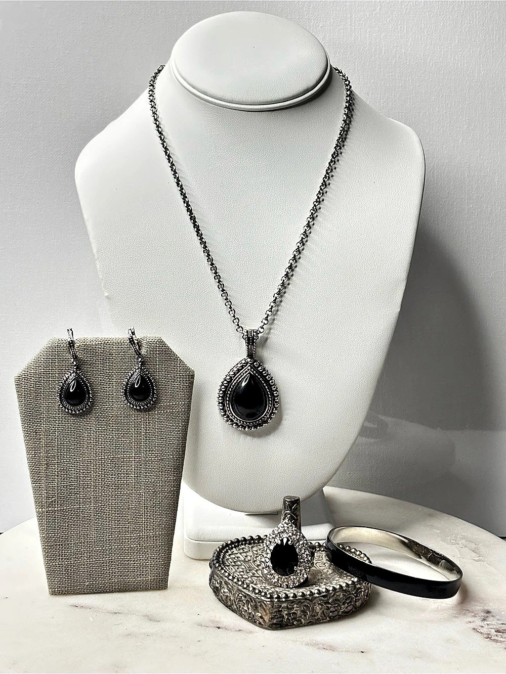 Premier Designs Black Teardrop Jewelry Set Like New